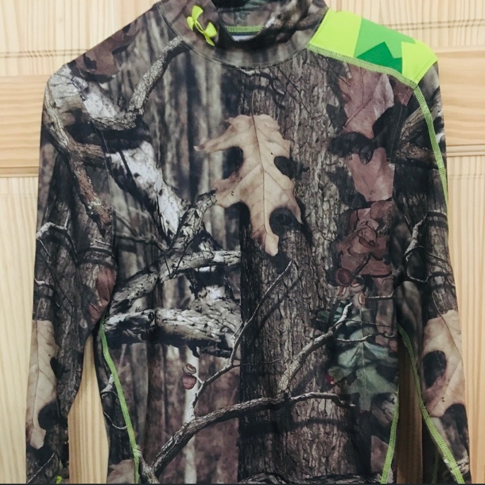 Under Armor camouflage dry fit shirt size M NWOT